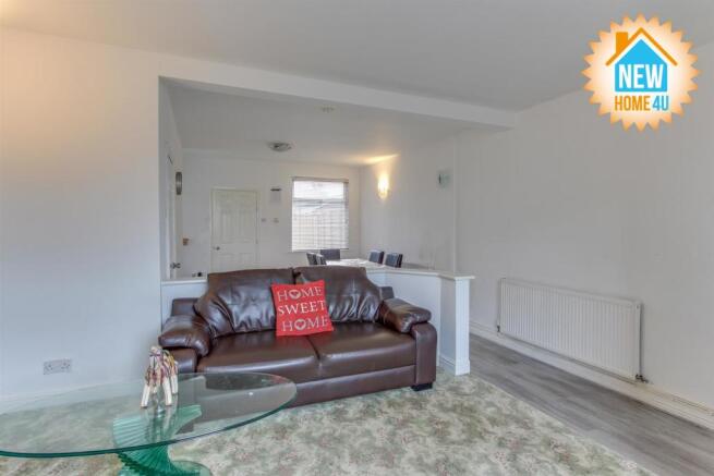 LOUNGE / DINING ROOM: