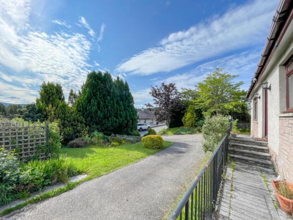 Front Garden & Driveway