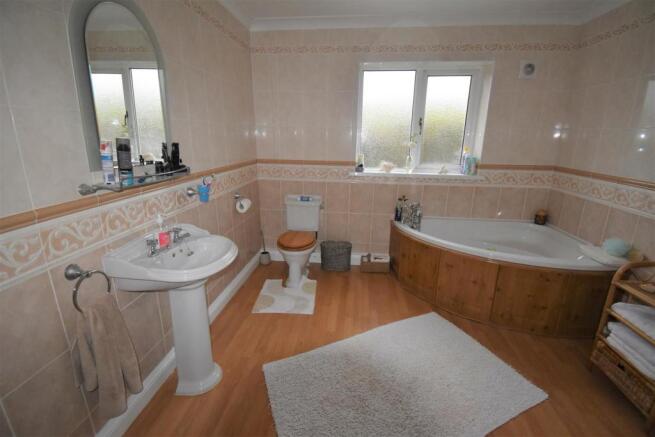 Family Bathroom 3.jpg