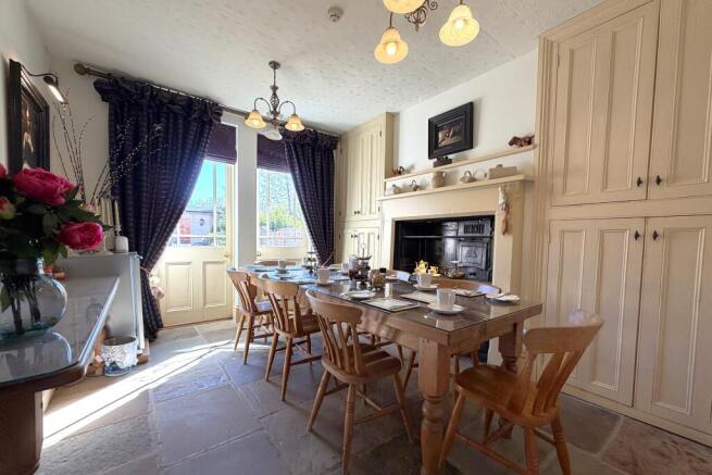 5 bed Detached for sale Image 7