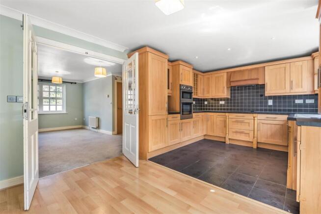 KITCHEN/DINING AREA