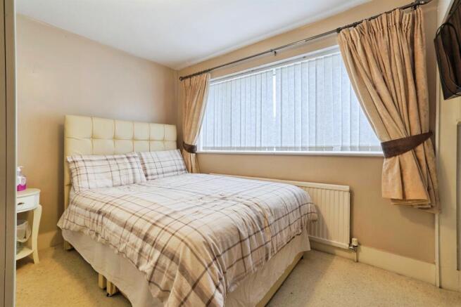 5 bed Detached for sale Image 9