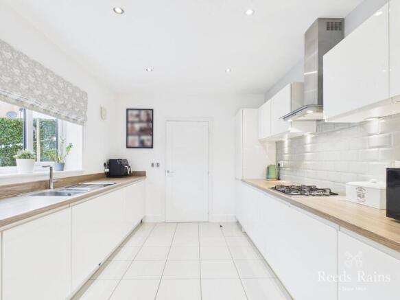 5 bed Detached for sale Image 8