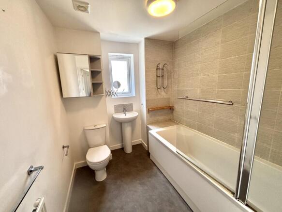 4 bed House to rent Image 12