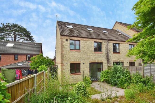 15 Essex Close, r...