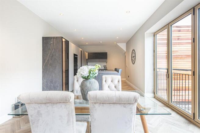 4 bed Detached for sale Image 11