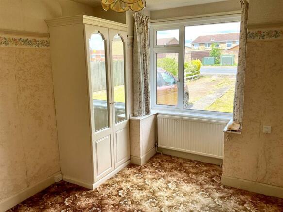 Bedroom 1 pic2.jpg