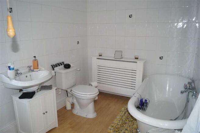 GROUND FLOOR BATHROOM
