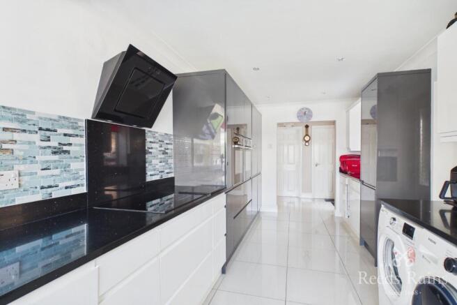 4 bed Detached for sale Image 12
