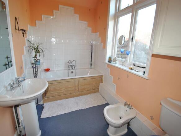EN SUITE BATHROOM