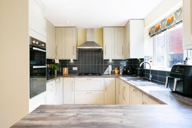 5 bed Detached for sale Image 6
