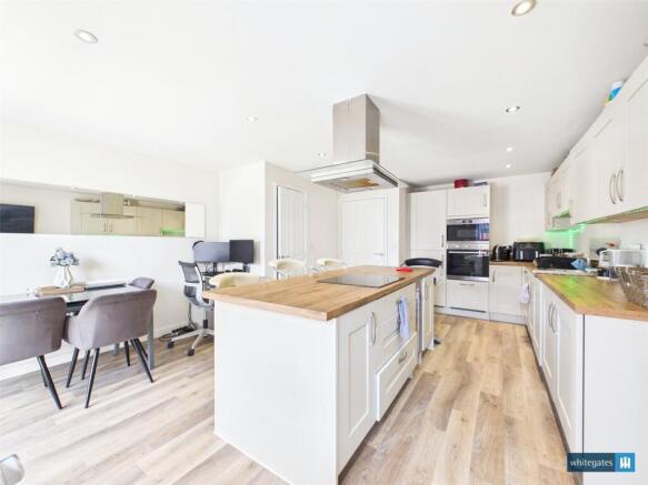 4 bed Town House for sale Image 8