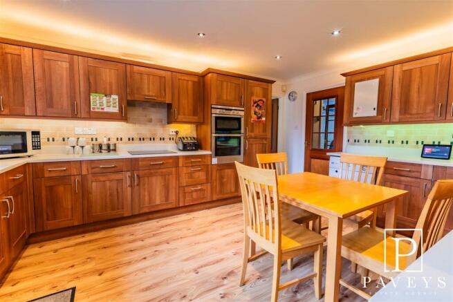 KITCHEN BREAKFAST ROOM