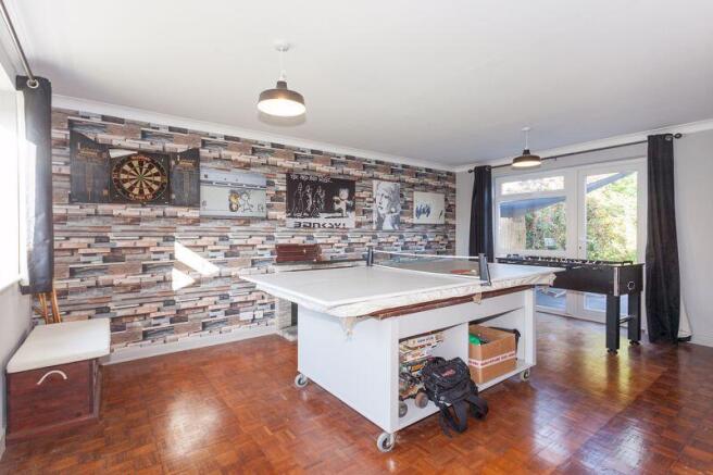 GAMES ROOM/LOUNGE