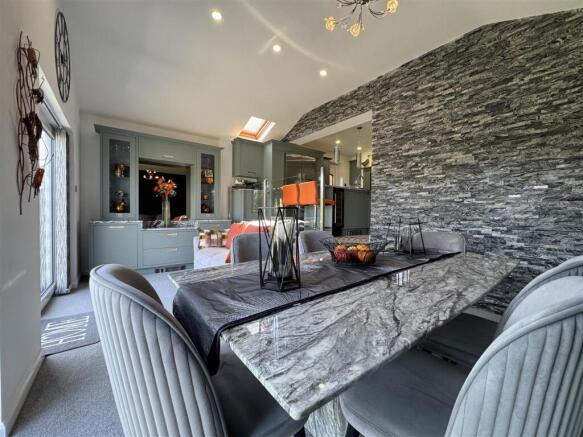 LIVING / DINING ROOM