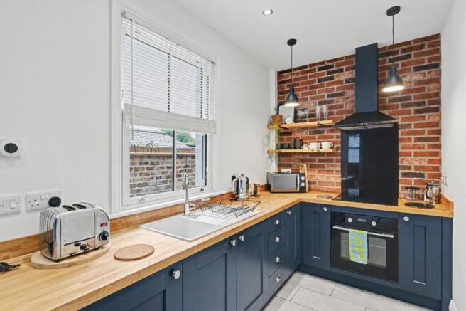 2 bed Terraced to rent Image 7