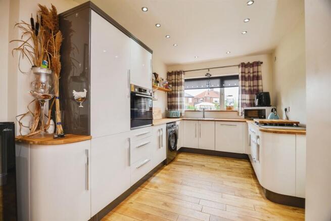 3 bed Semi-Detached for sale Image 9