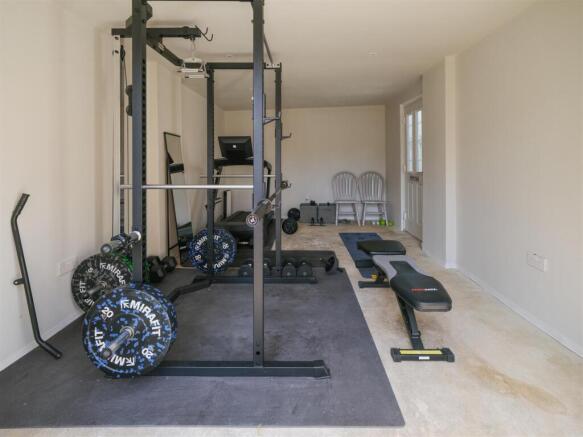 GARAGE/GYM