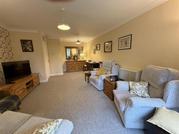 LOUNGE & DINING AREA