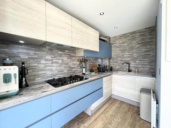 4 bed Detached for sale Image 7