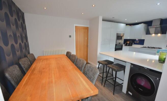 KITCHEN/DINING AREA
