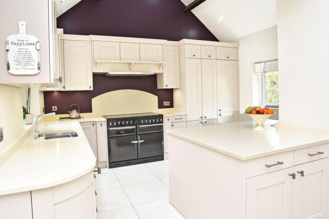 6 bed Detached for sale Image 10