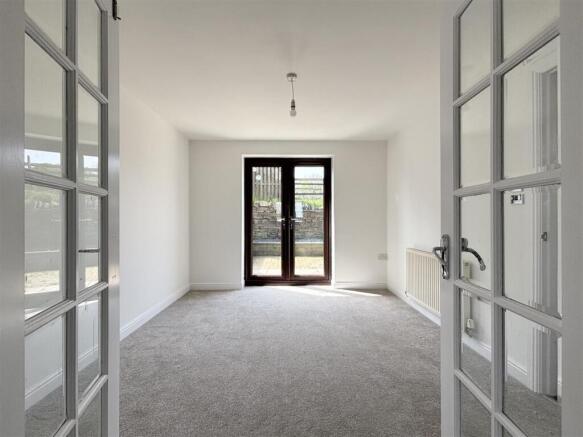 5 bed Link Detached House for sale Image 8