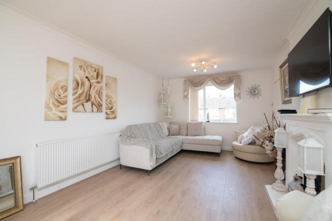 LOUNGE / DINING ROOM