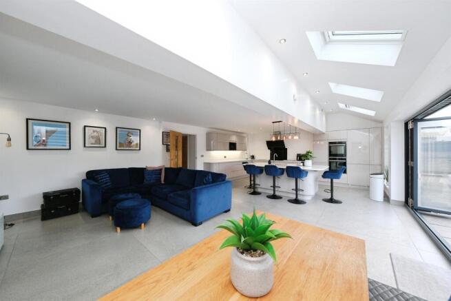 5 bed Detached for sale Image 3
