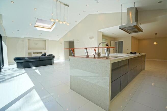 6 bed Detached for sale Image 7