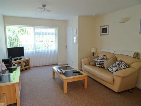 SITTING ROOM:
