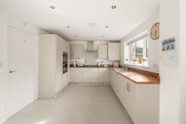 4 bed Detached for sale Image 8