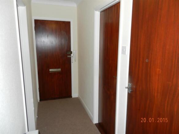 007 ENTRANCE HALL.JPG