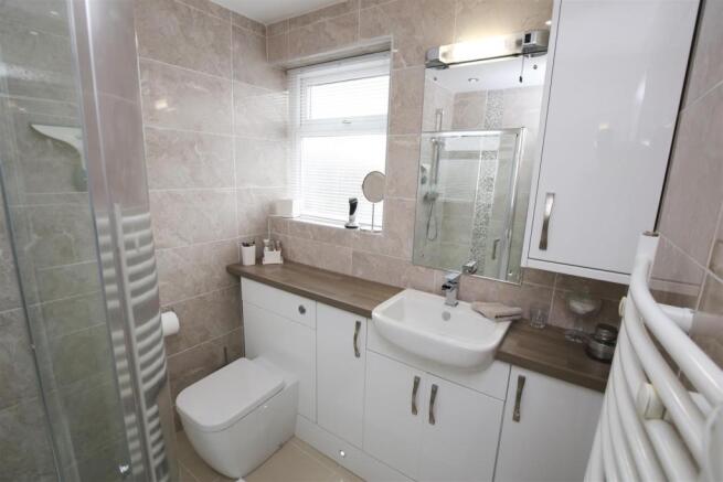 STYLISH EN SUITE SHOWER ROOM ONE