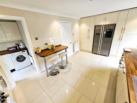 4 bed Detached for sale Image 8