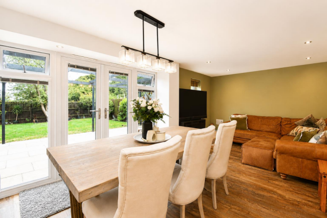 4 bed Detached for sale Image 11