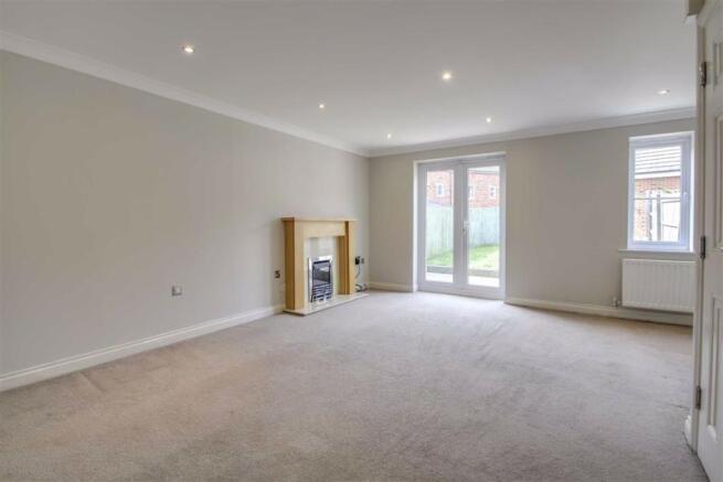 LOUNGE/DINING ROOM