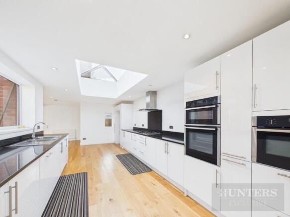7 bed Link Detached House for sale Image 6