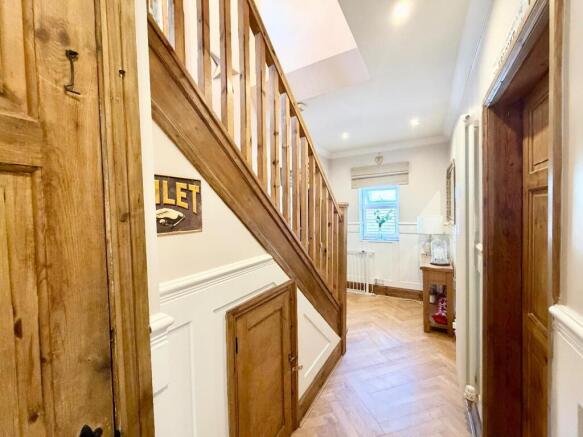 5 bed Semi-Detached for sale Image 5