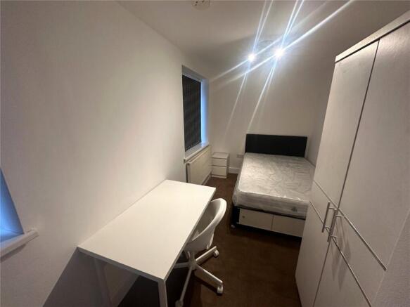 4 bed House to rent Image 4