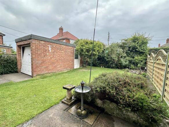 5 bed Semi-Detached for sale Image 11