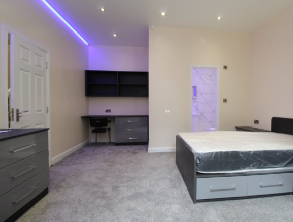 4 bed Apartment to rent Image 12