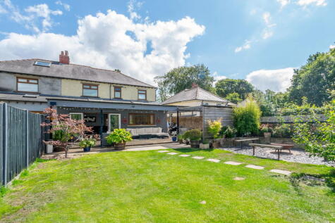 Turnshaw Road, Kirkburton, HD8
