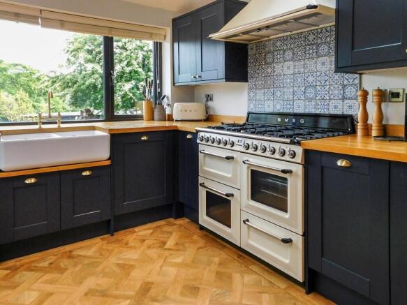 4 bed Detached to rent Image 5