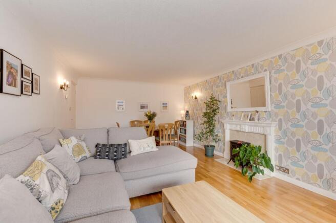 3 bed Flat for sale Image 4