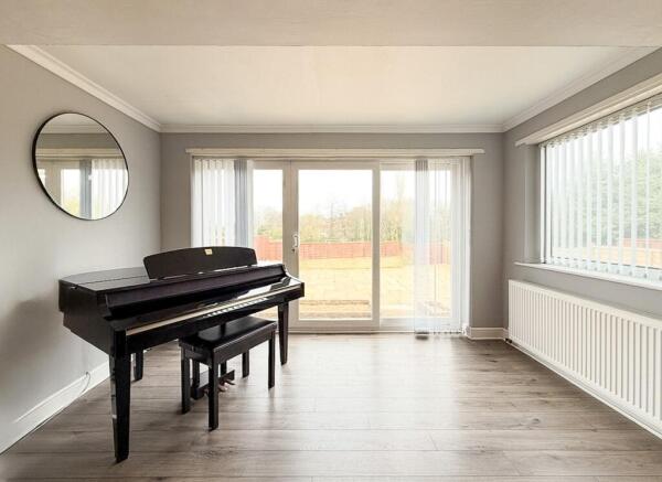 5 bed Detached for sale Image 7
