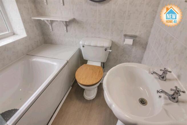 FAMILY BATHROOM: