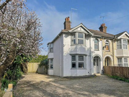 West Wycombe Road - Immaculate Family Home