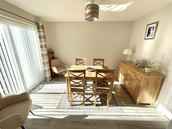 DINING/FAMILY ROOM :