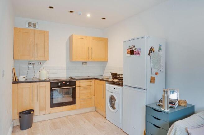 KITCHEN/LIVING ROOM